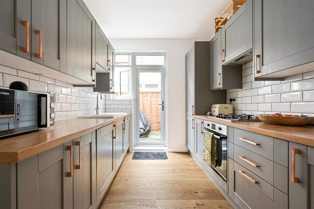 Property photo 3 of 21 Forest Road, E17