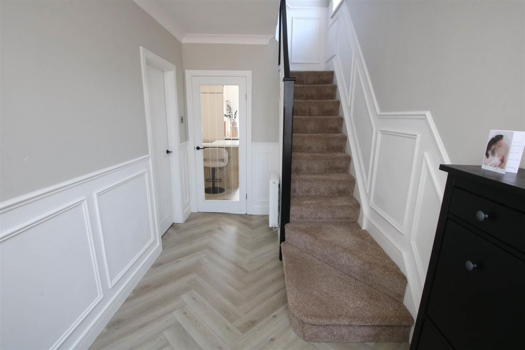 Property photo 3 of 17 Entrance Hall