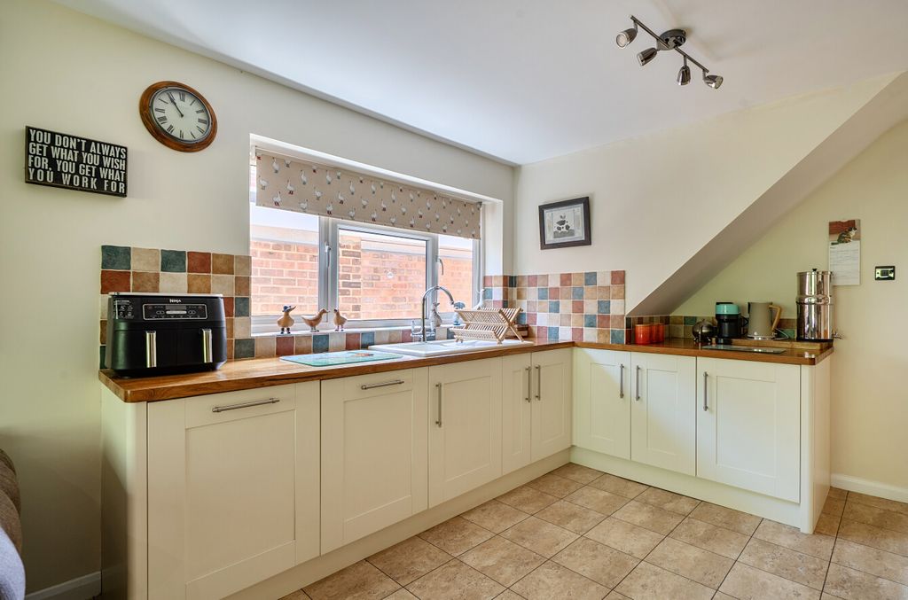 Property photo 3 of 14 1463451-19-6A1583...