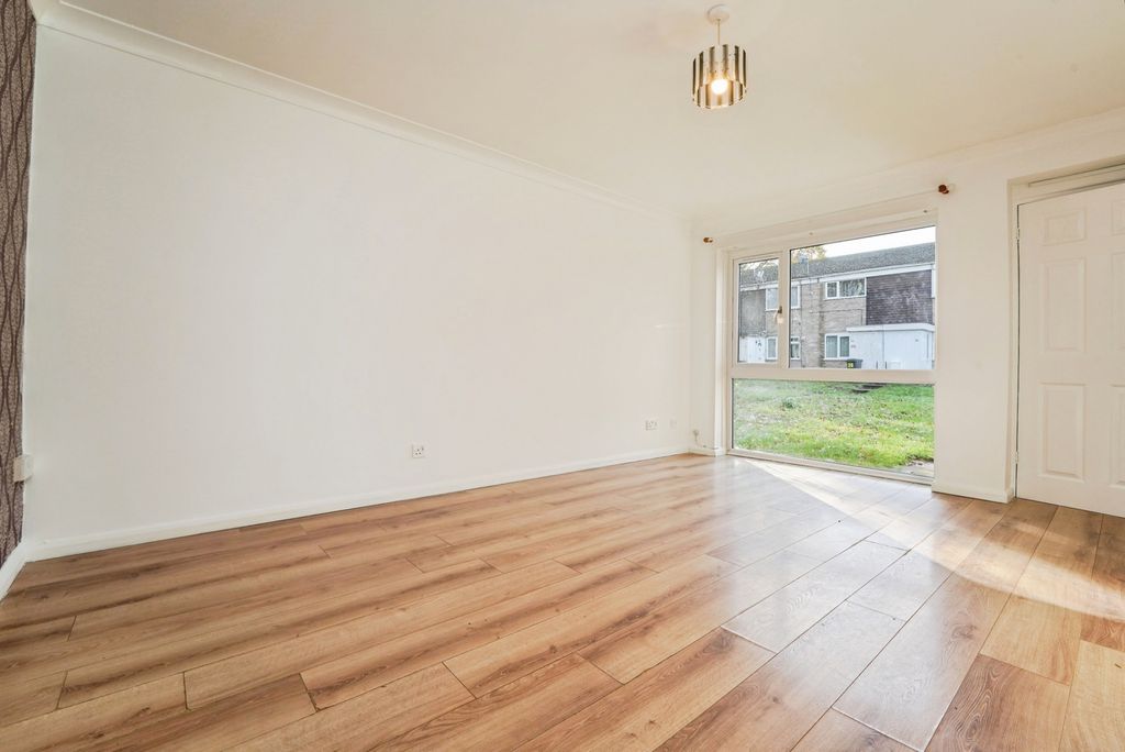 Property photo 3 of 17 Lounge