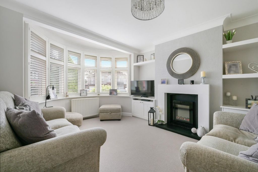 Property photo 3 of 25 Edenfield Gardens (11).Jpg