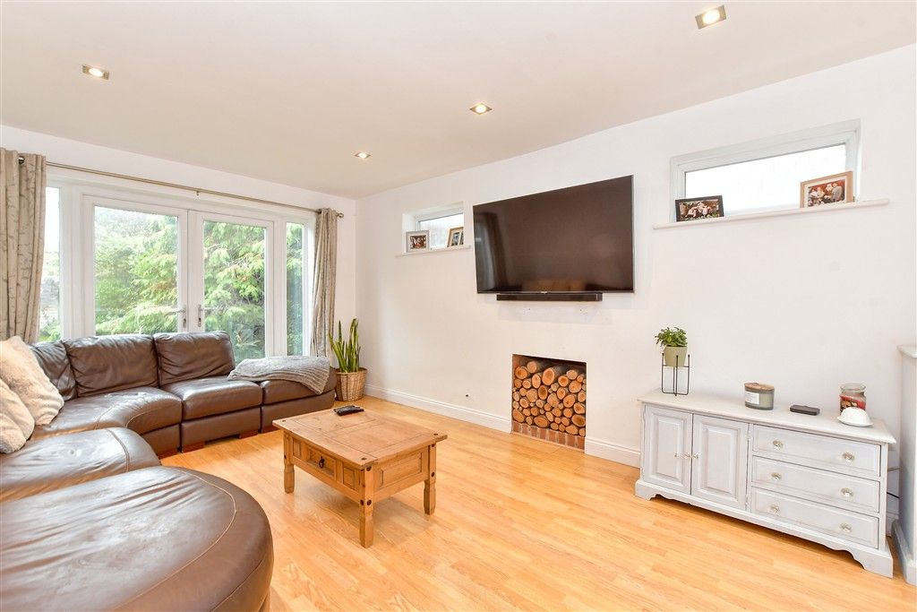 Property photo 2 of 16 Lounge