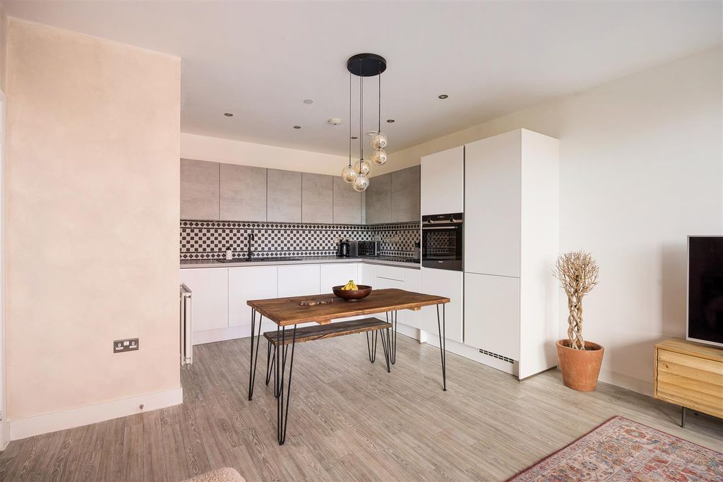 Property photo 2 of 18 Hart Yard, E3