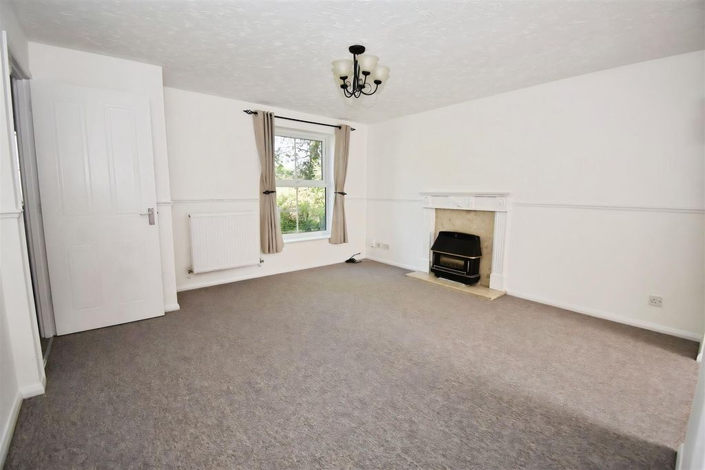 Property photo 3 of 18 38F17c85-Rg 20Living 20Room.Jpg
