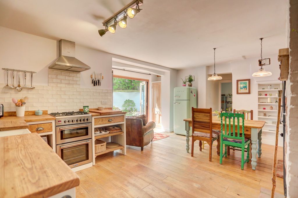 Property photo 2 of 35
