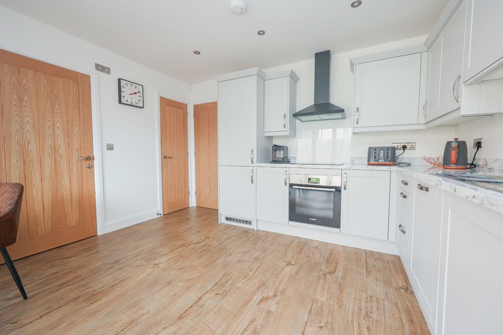 Property photo 3 of 17 4398163