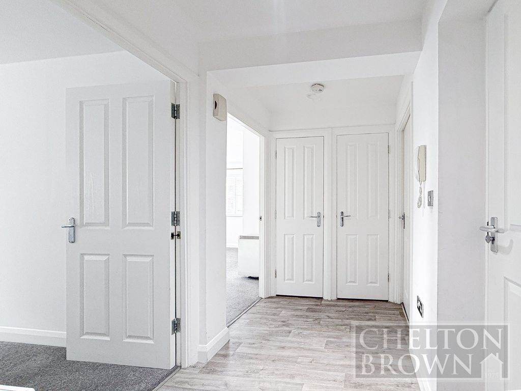 Property photo 2 of 11 Hallway