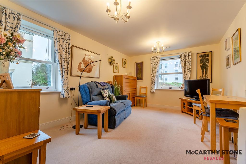 Property photo 2 of 11 8585611-Interior02.Jpg