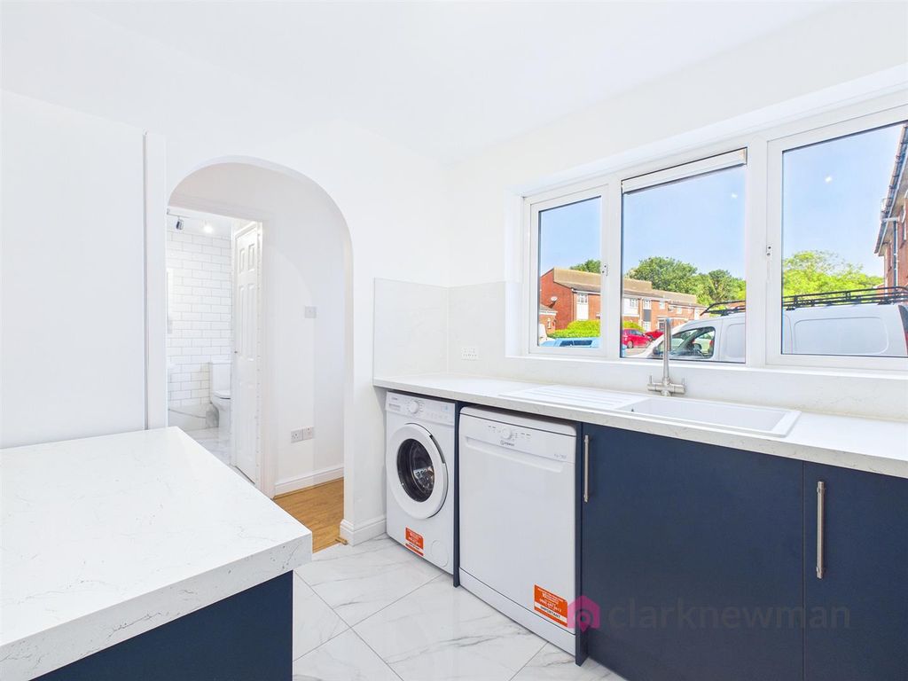 Property photo 2 of 10 Kitchen