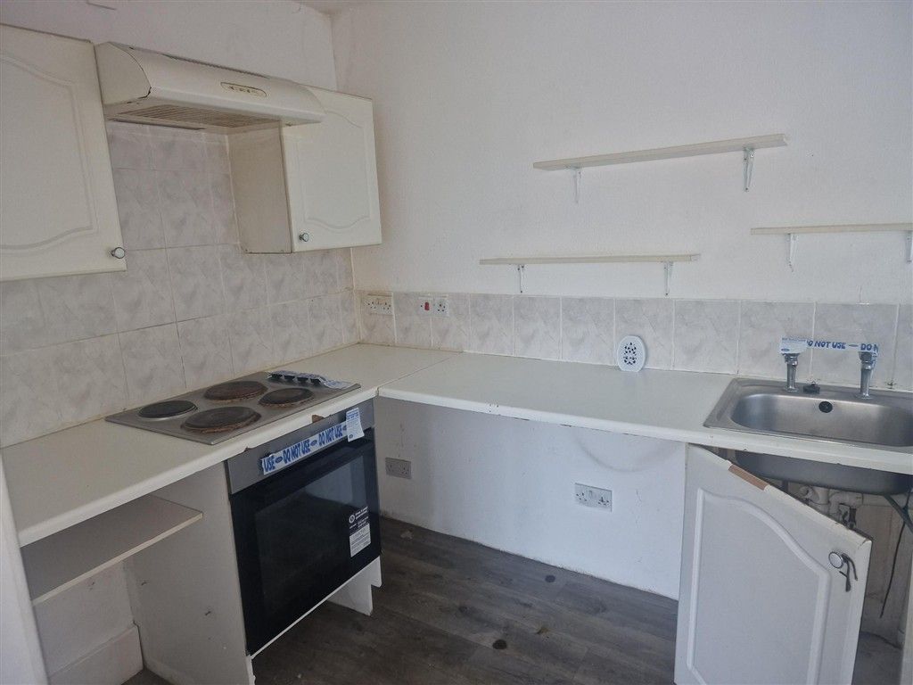 Property photo 3 of 8 Kitchen