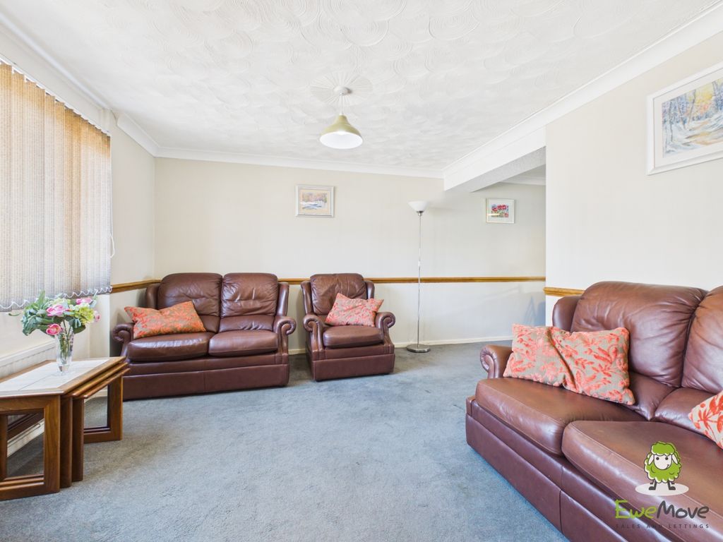 Property photo 2 of 20 Ewemove Estate Agents Basingstoke - Baird Avenue