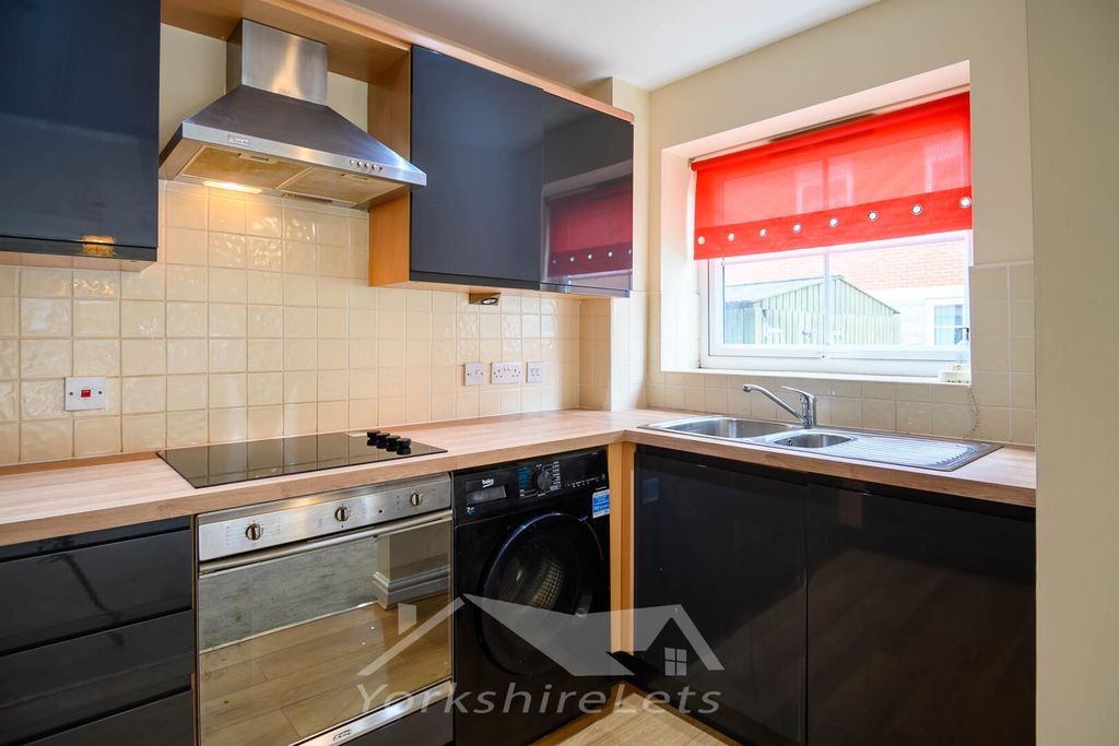 Property photo 2 of 10 Kitchen