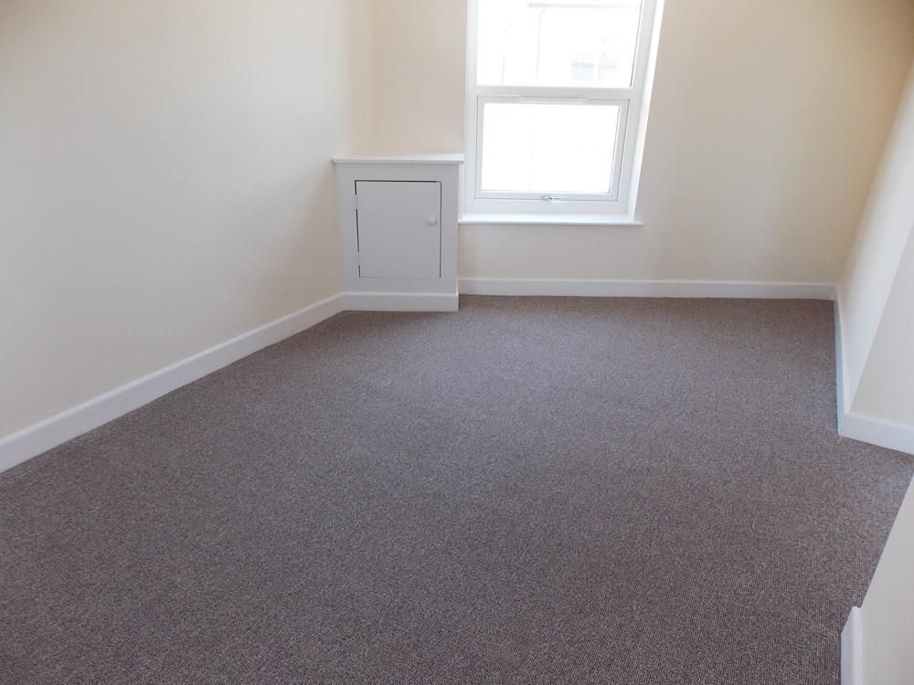 Property photo 3 of 6 Bedroom &amp; Living