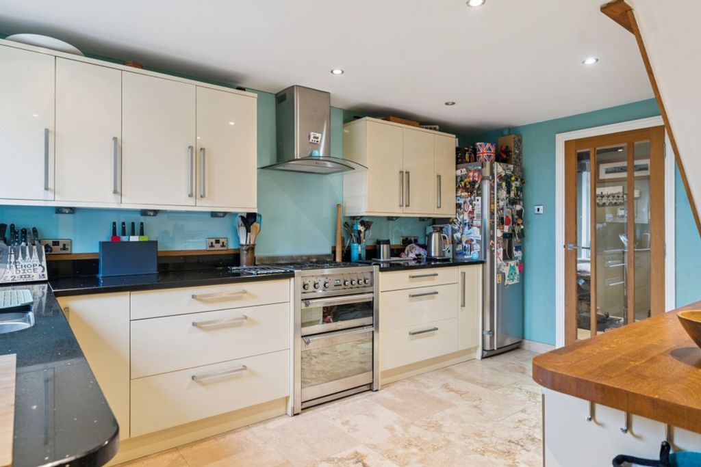 Property photo 2 of 25