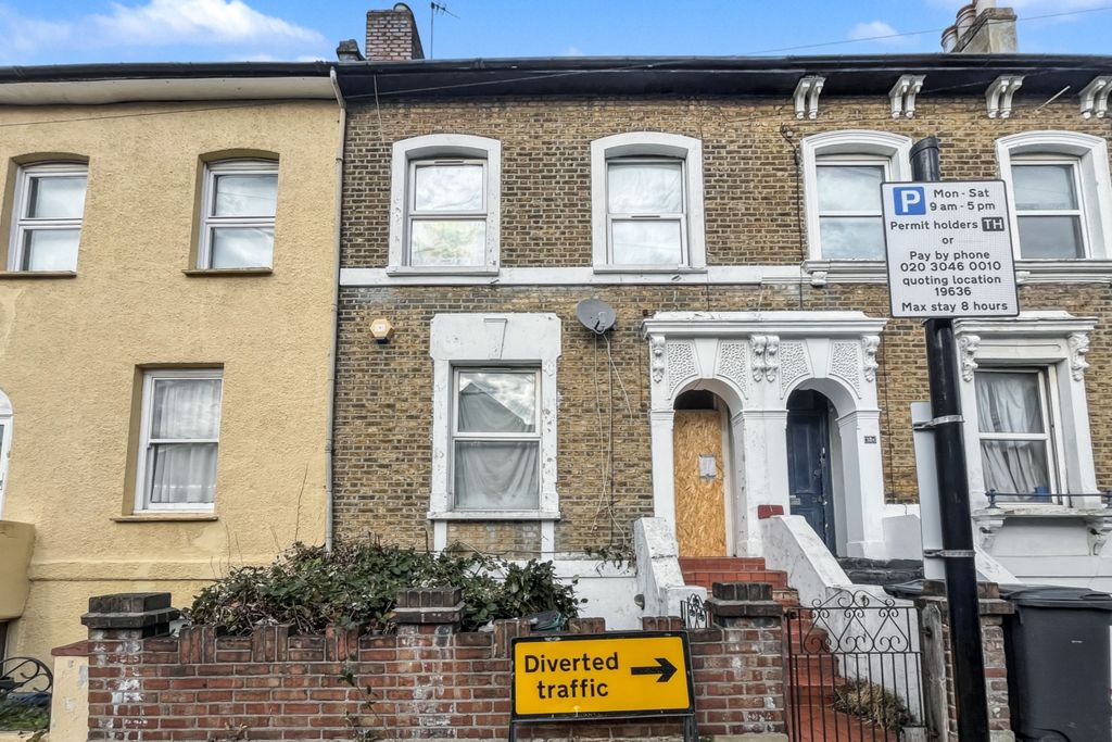 Property photo 1 of 14 Upper And Lower Flat, 20 Fernham Road, Thornton Heath Cr7 8Jd
