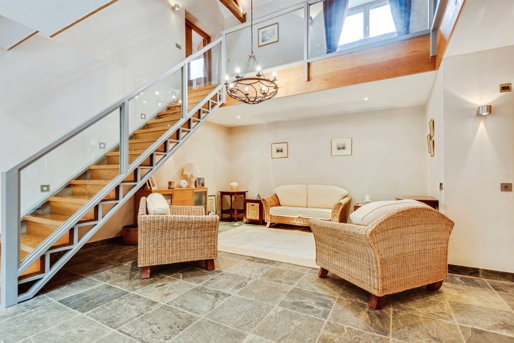 Property photo 3 of 37 Entrance Hallway