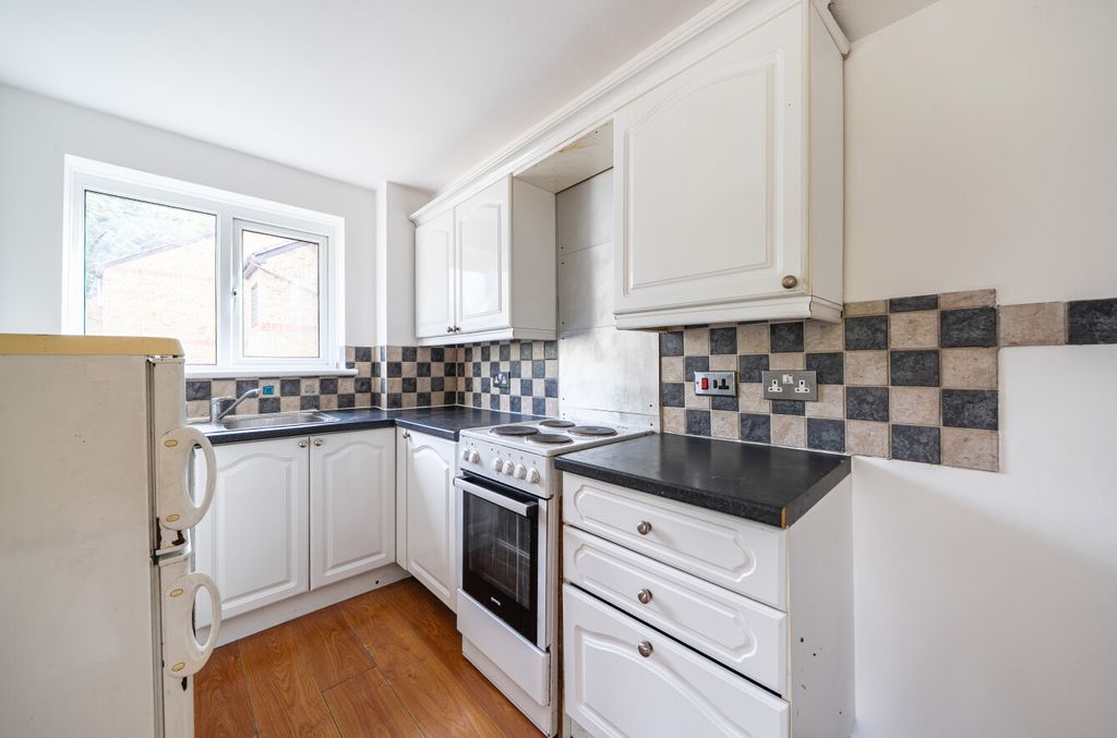 Property photo 3 of 11 1523129-8-6Aa9492...