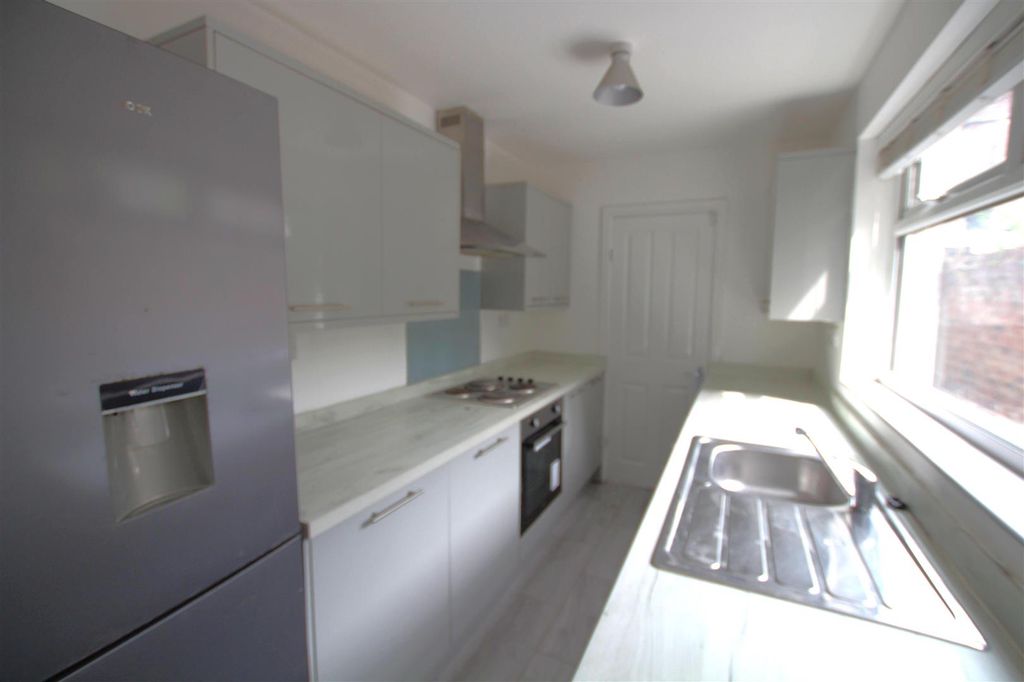 Property photo 2 of 8 Kitchen