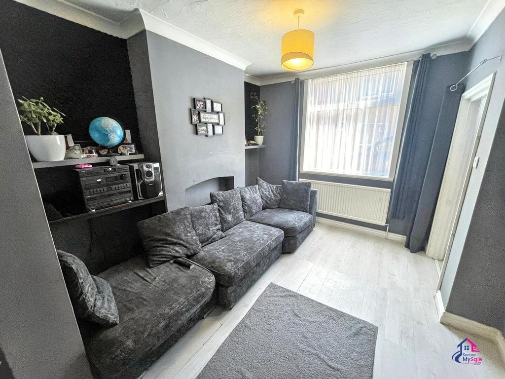 Property photo 3 of 18 Living Room