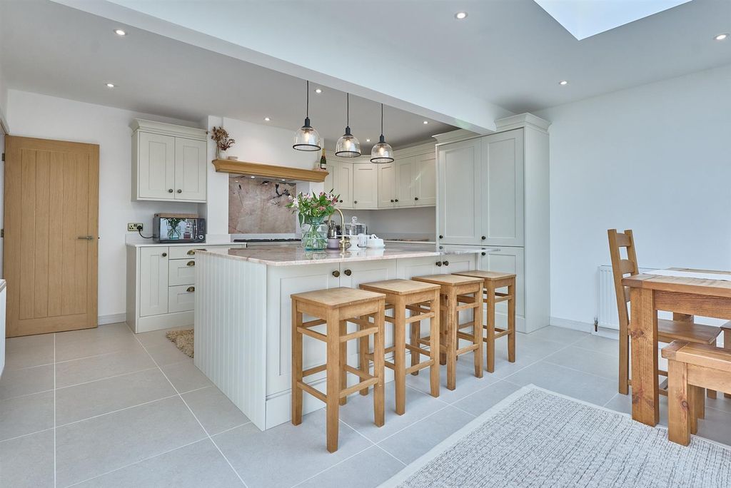 Property photo 2 of 24 De-La-Bere Cres Burbage_12.Jpg