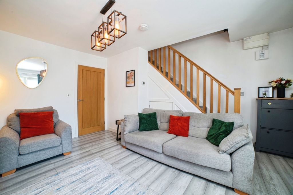 Property photo 2 of 18 Lounge