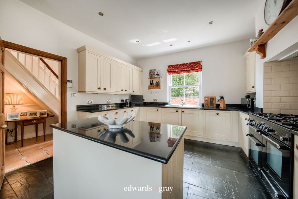 Property photo 2 of 30