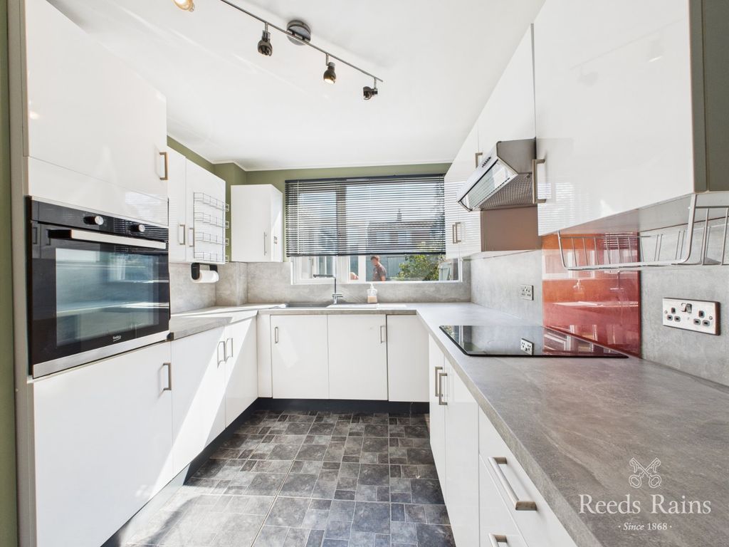 Property photo 3 of 19 Kitchen