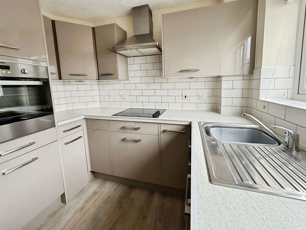 Property photo 3 of 12 Kitchen