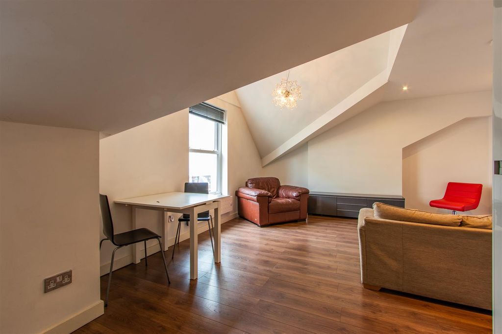 Property photo 3 of 10 Churchill Way 22, 3-4.Jpg