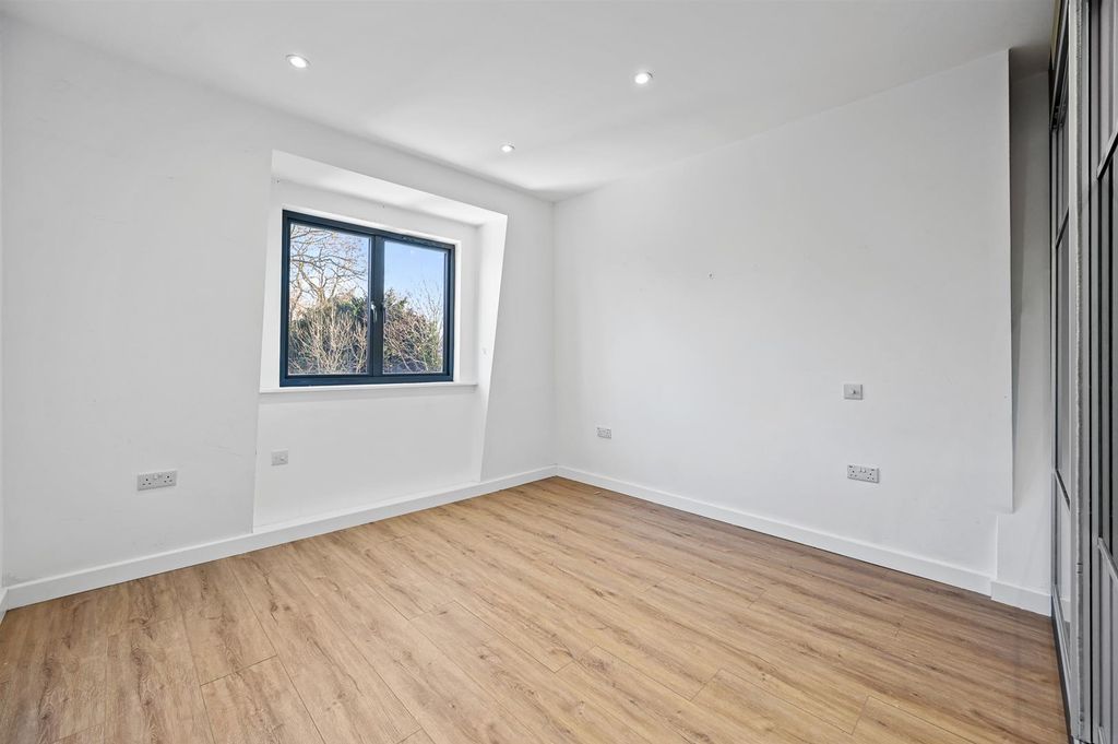 Property photo 3 of 11 Rcwrealty- Flat 8 18-20 Hoop Lane- Bedroom A3 (1).