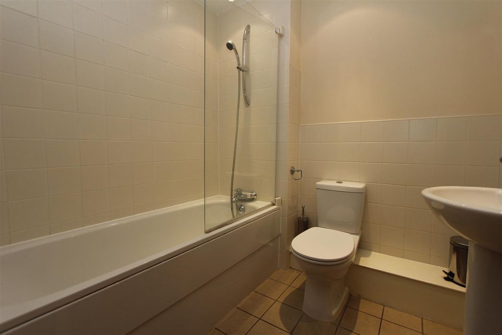 Property photo 3 of 8 Bathroom.Jpg