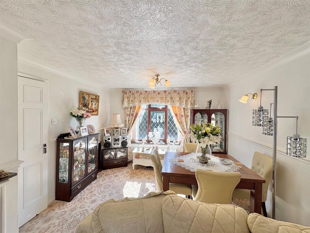 Property photo 3 of 13 Lounge.Jpg