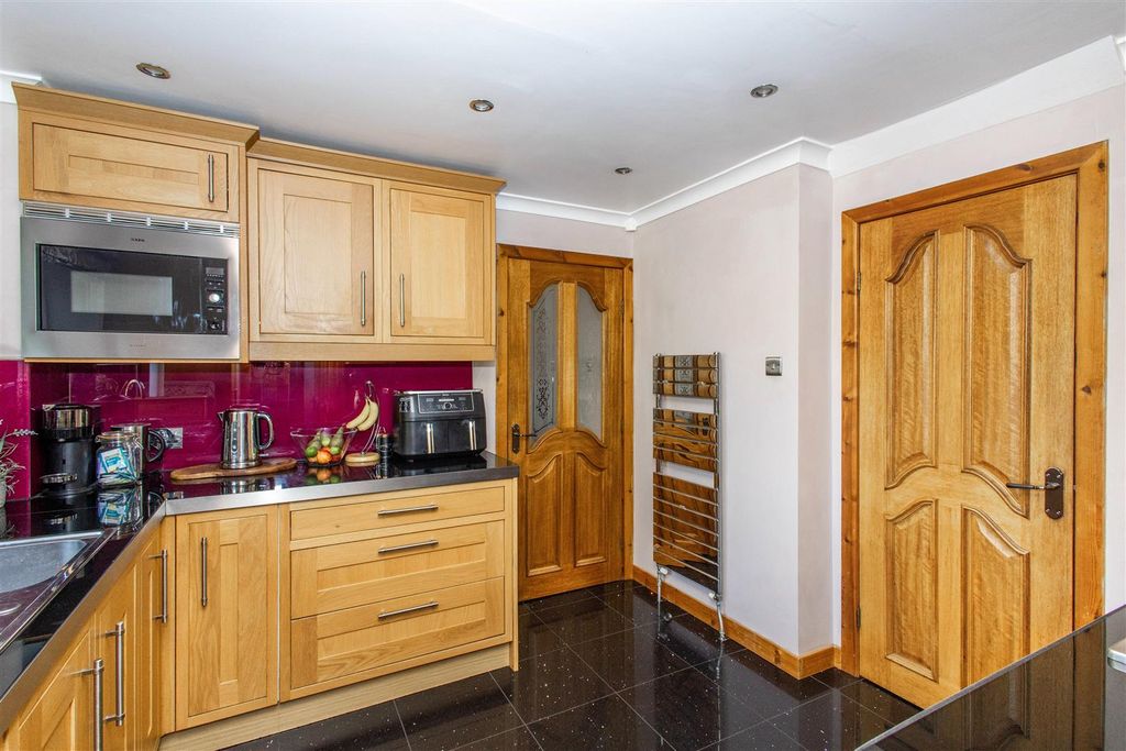 Property photo 3 of 27 Fitted Kitchen