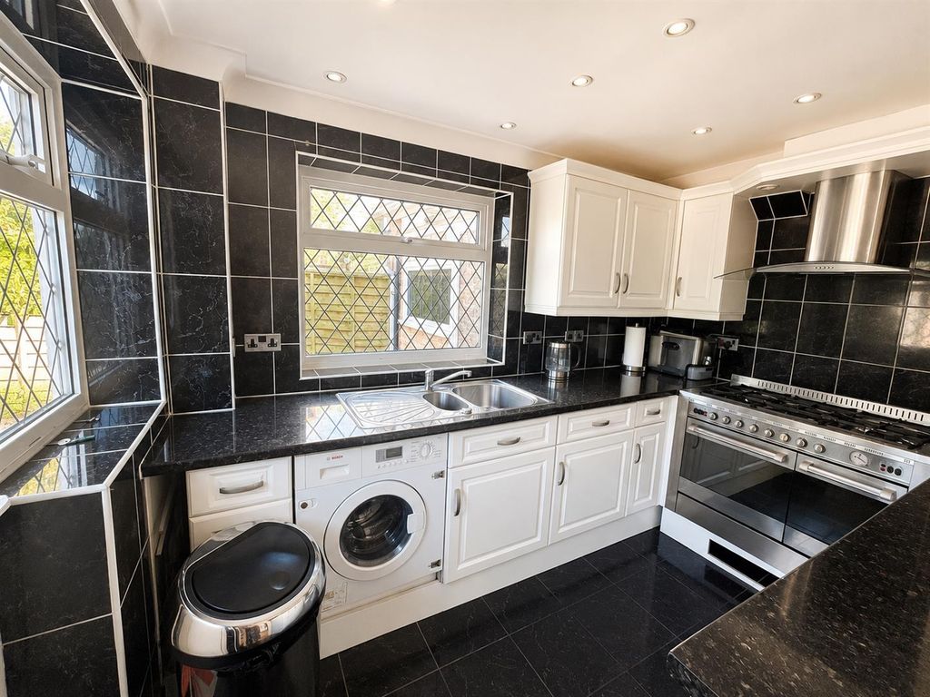 Property photo 3 of 17 Kitchen.Png