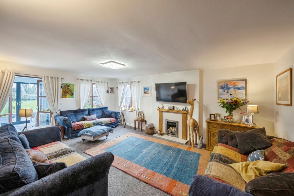 Property photo 2 of 19 Lounge