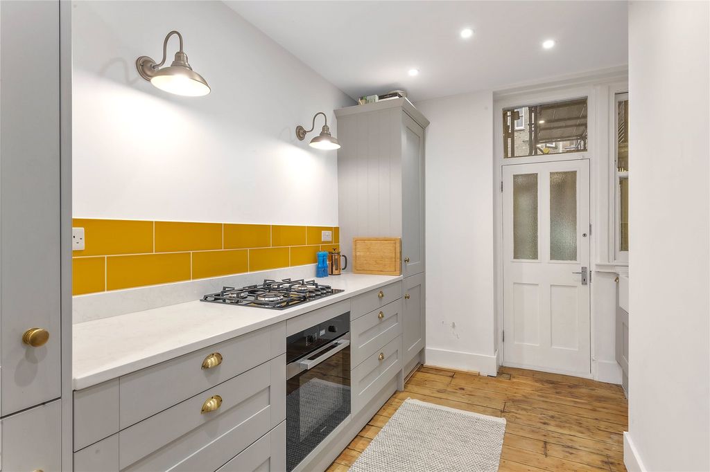 Property photo 3 of 6 Kitchen
