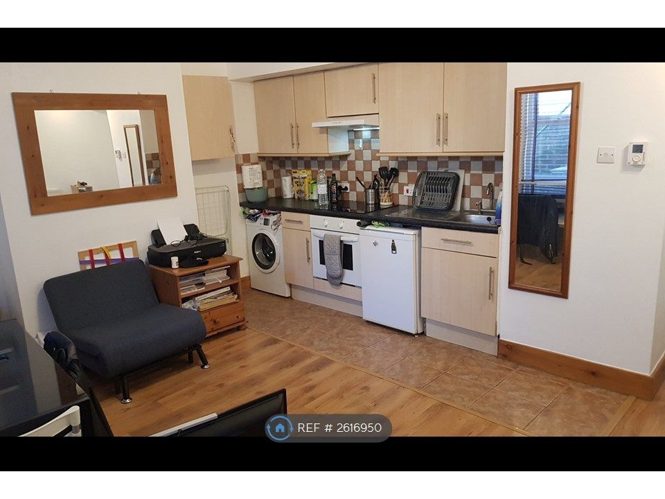 Property photo 3 of 11 Kitchen