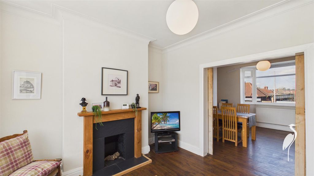 Property photo 3 of 23 Lounge