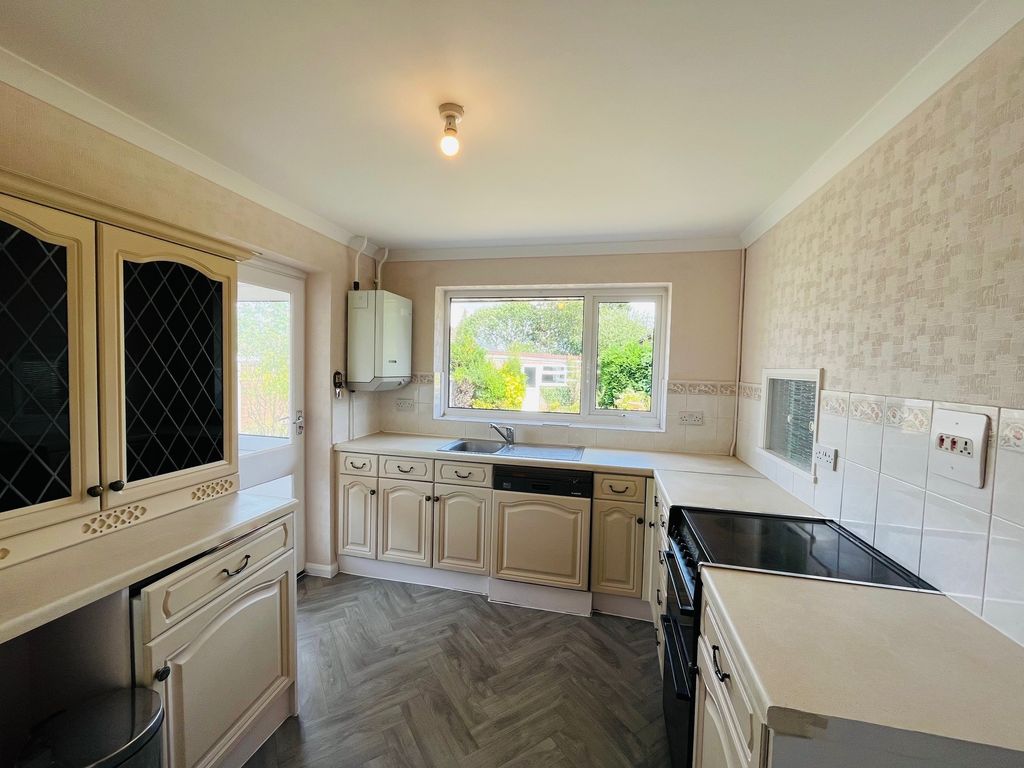 Property photo 3 of 11 Kitchen