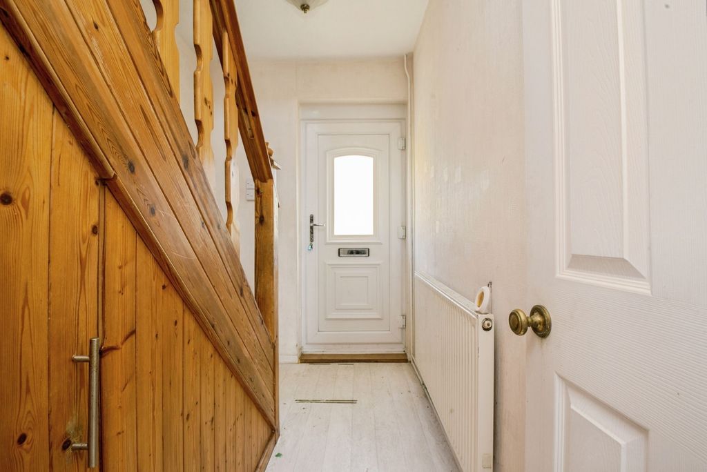 Property photo 3 of 18 Hallway