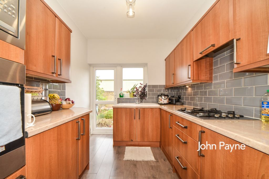 Property photo 3 of 10 Kitchen