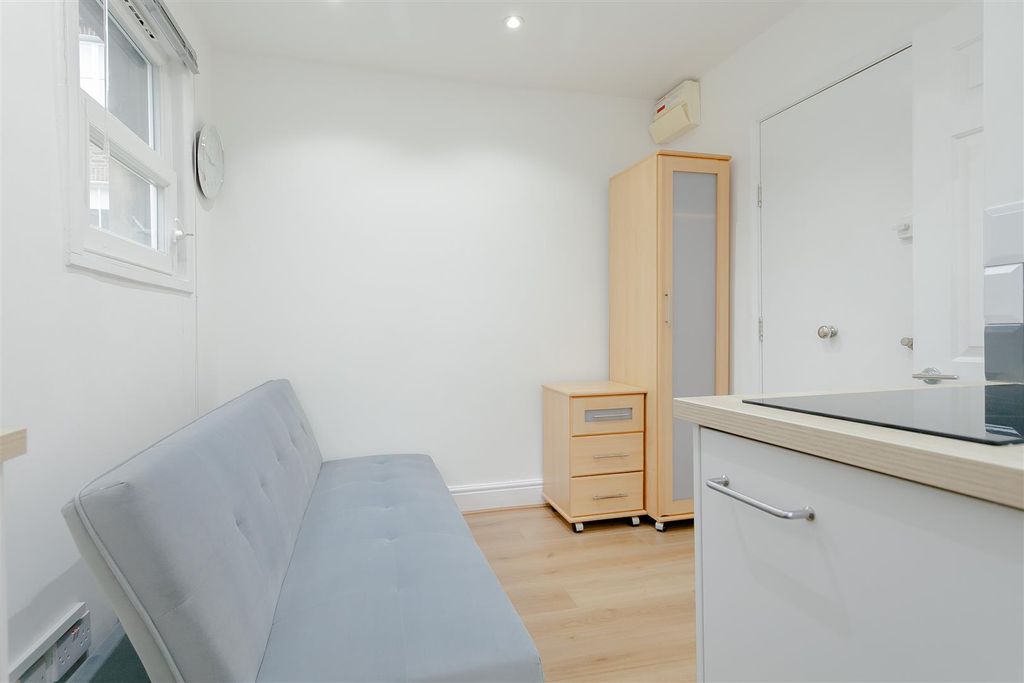 Property photo 3 of 9 Cheniston Gdn (4).Jpg