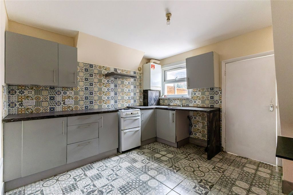 Property photo 3 of 7 Kitchen