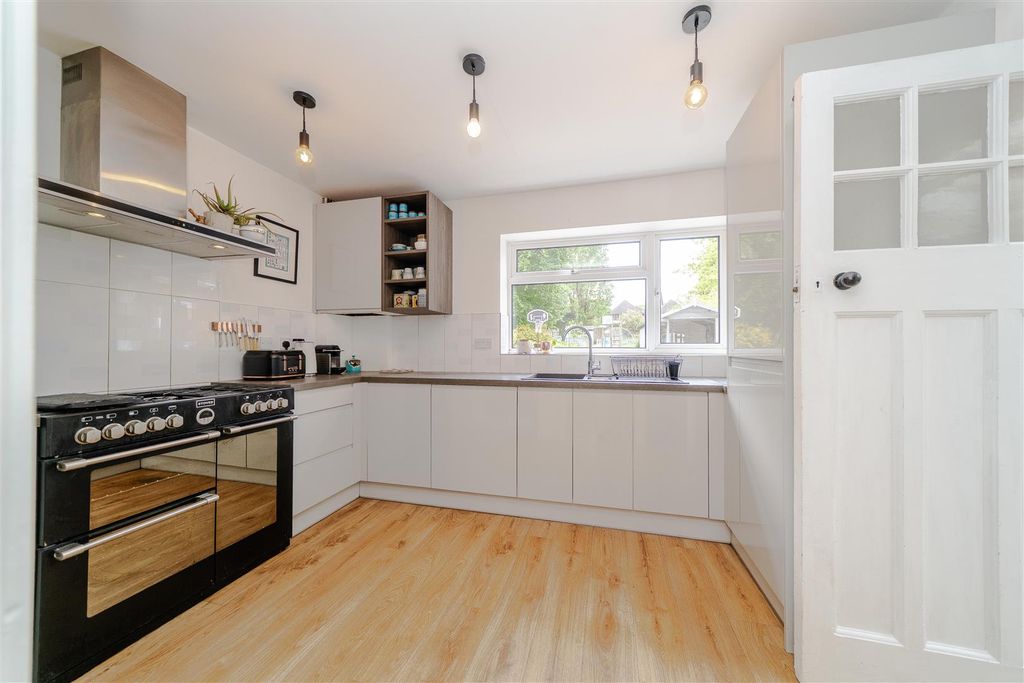 Property photo 3 of 27 Kitchen