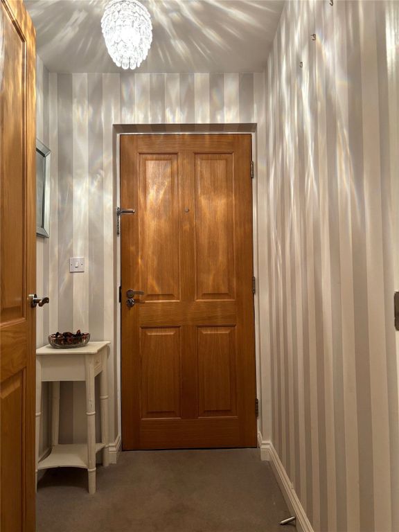 Property photo 3 of 14 Vestibule