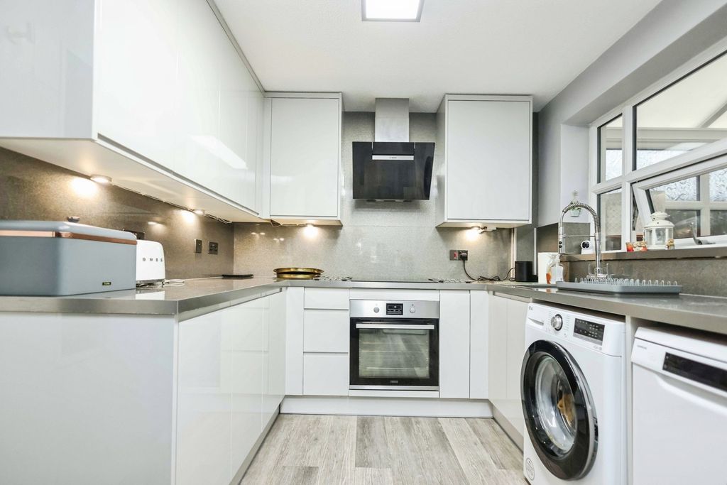 Property photo 3 of 18 Kitchen