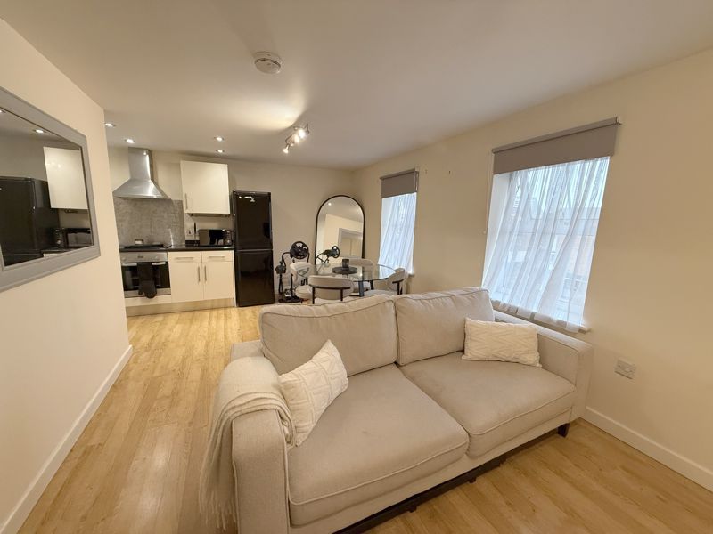 Property photo 3 of 11 Lounge