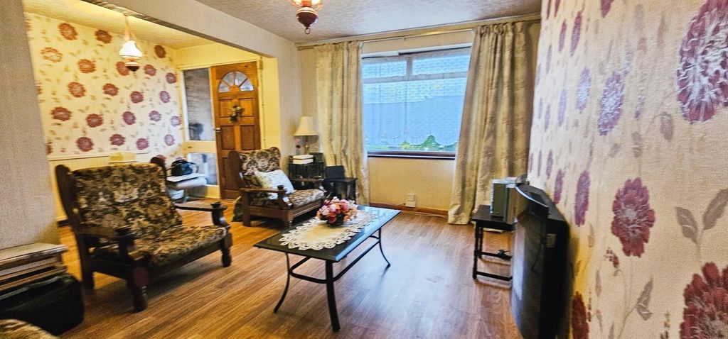 Property photo 3 of 19 Lounge