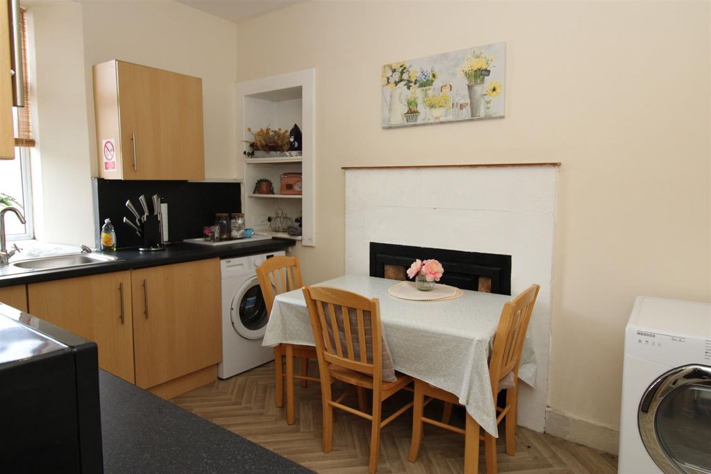 Property photo 3 of 6 Kitchen / Diner