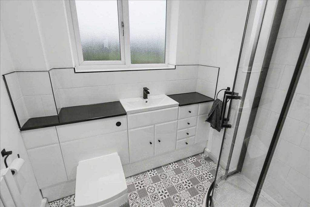 Property photo 2 of 28 Refitted Shower Room